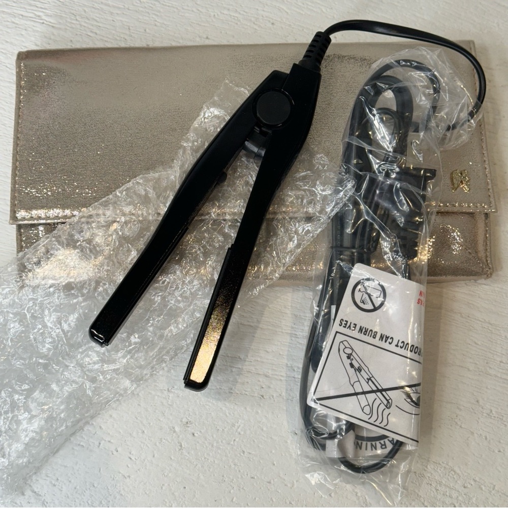 NWT Portable Hair Straightener/ Flat Iron — PLUS soft-touch CLUTCH